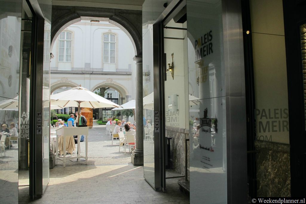 Het voormalige Koninklijk Paleis staat in de winkelstraat Meir. Het paleis is in de 18de eeuw gebouwd. Op de binnenplaats is het terras van een koffie- en theehuis.Tips: Winkelen in de winkelstraat Meir.
